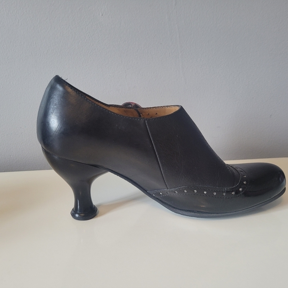 Fluevog Bellevue Ella Baker Brogued Heel With Cutout, GUC, Size 6 - Picture 5 of 11